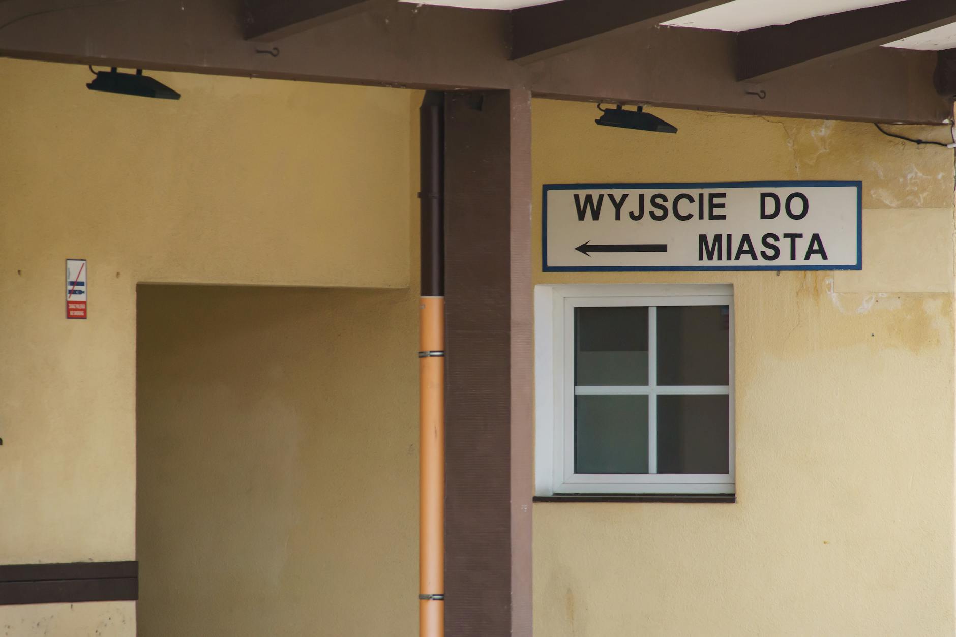 Grafika symbolizująca oczekiwanie na wizytę do specjalisty w Gostyninie, zawierająca frazę "kolejki do specjalistów Gostynin".