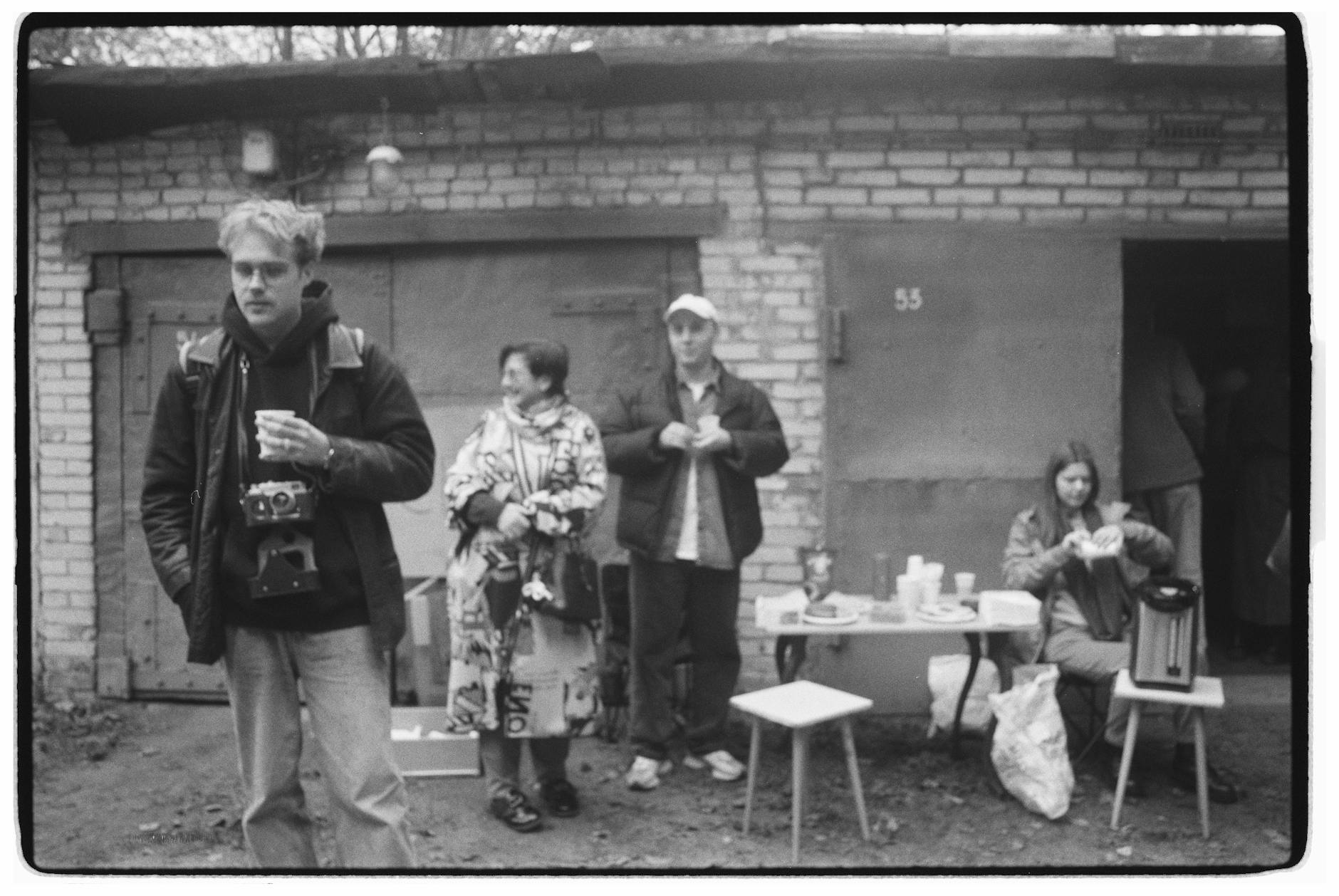 Zegar tykający z napisem PIT, symbolizujący zbliżający się termin składania deklaracji podatkowej.