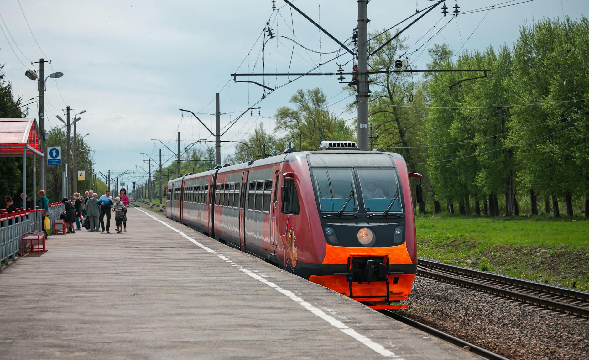 Ilustracja przedstawiająca kolejkę pacjentów do lekarza specjalisty, z naciskiem na kolejki NFZ w Gostyninie.